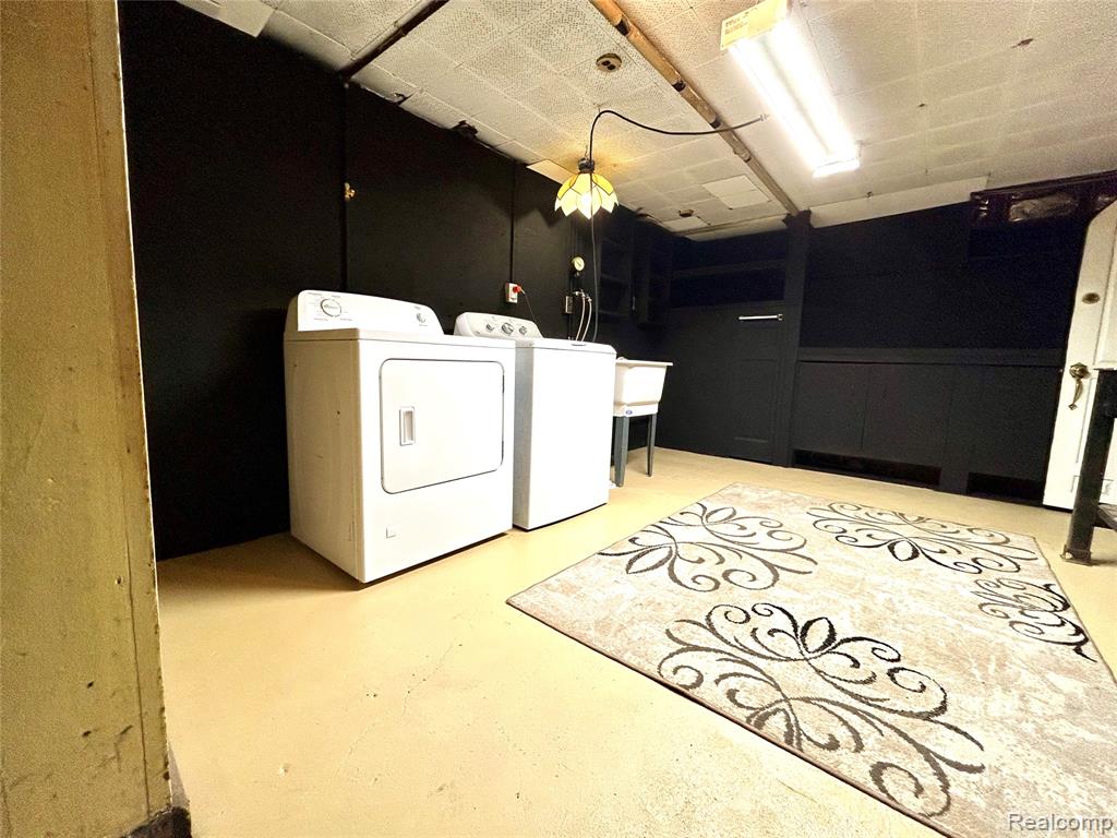 15460 Collins Street Property Photo 31