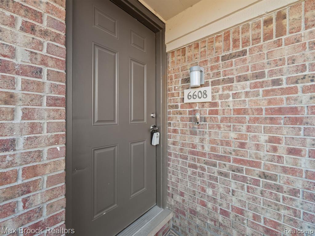 6608 Maple Lakes Drive Property Photo 6