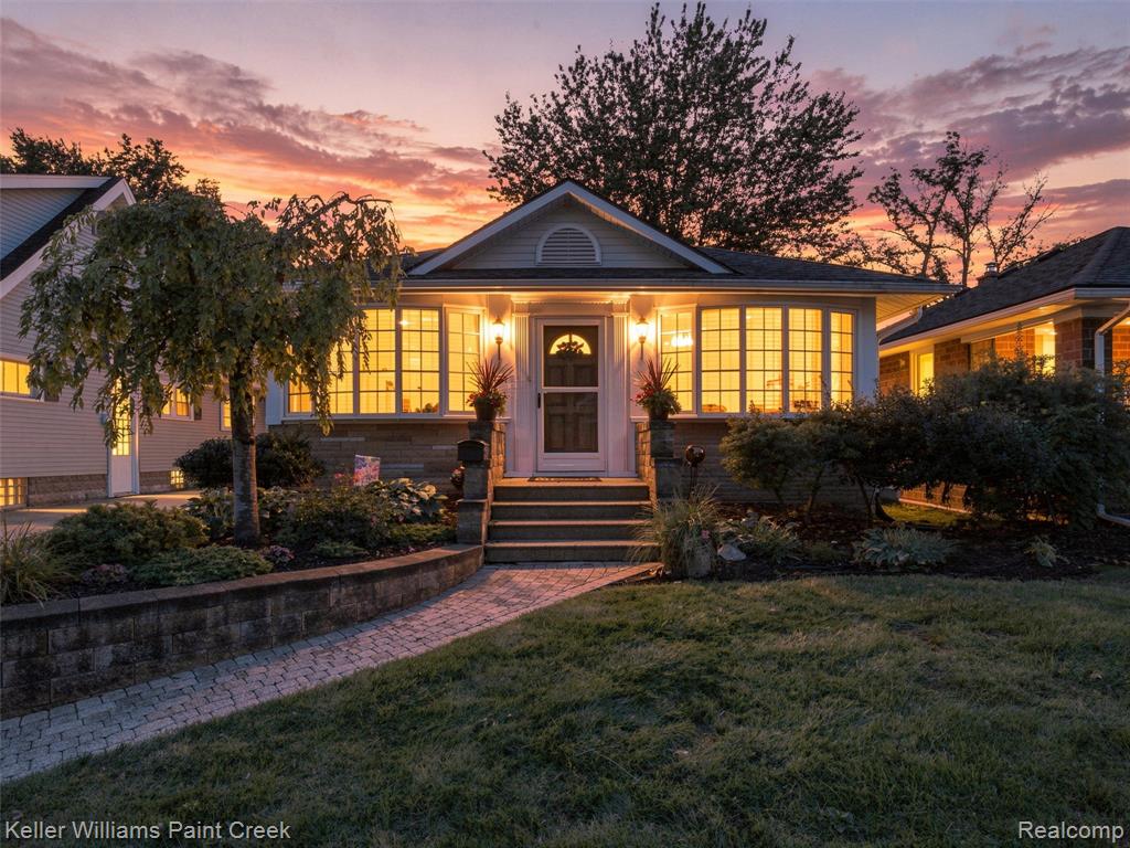 421 N Castell Avenue Property Photo 1