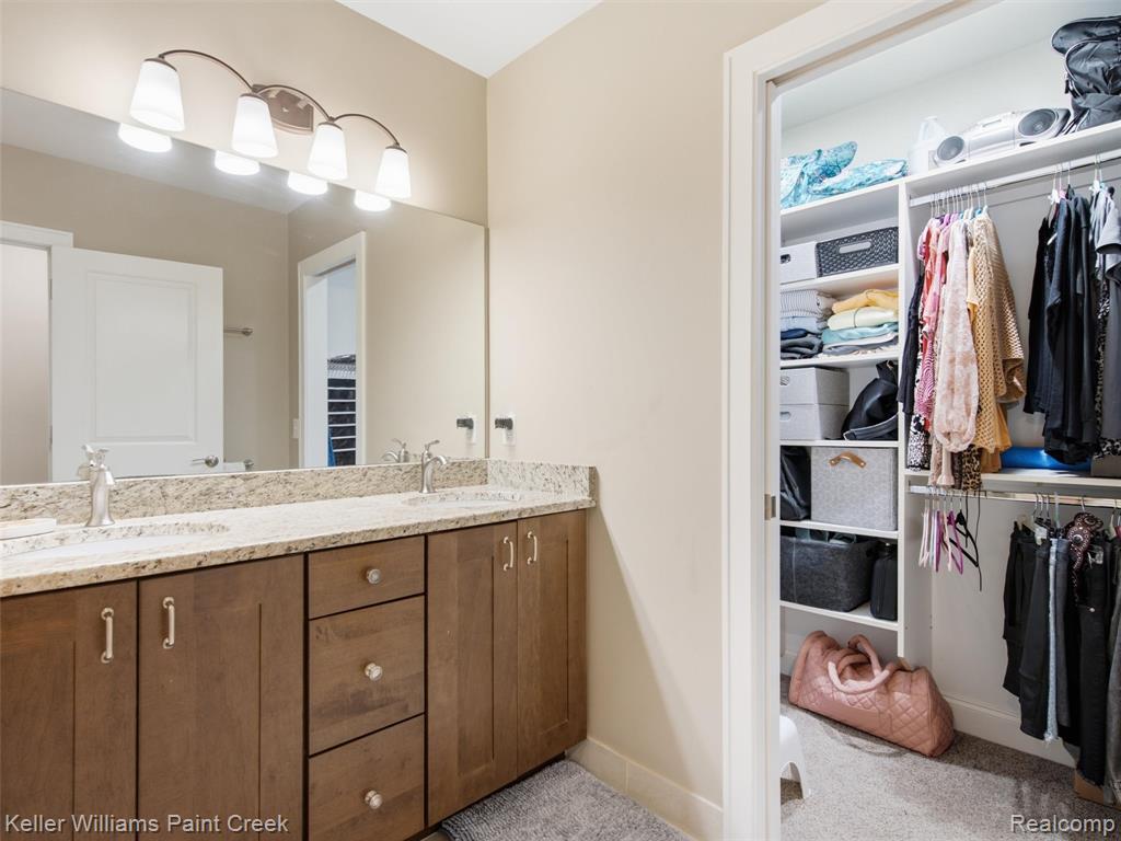 421 N Castell Avenue Property Photo 18