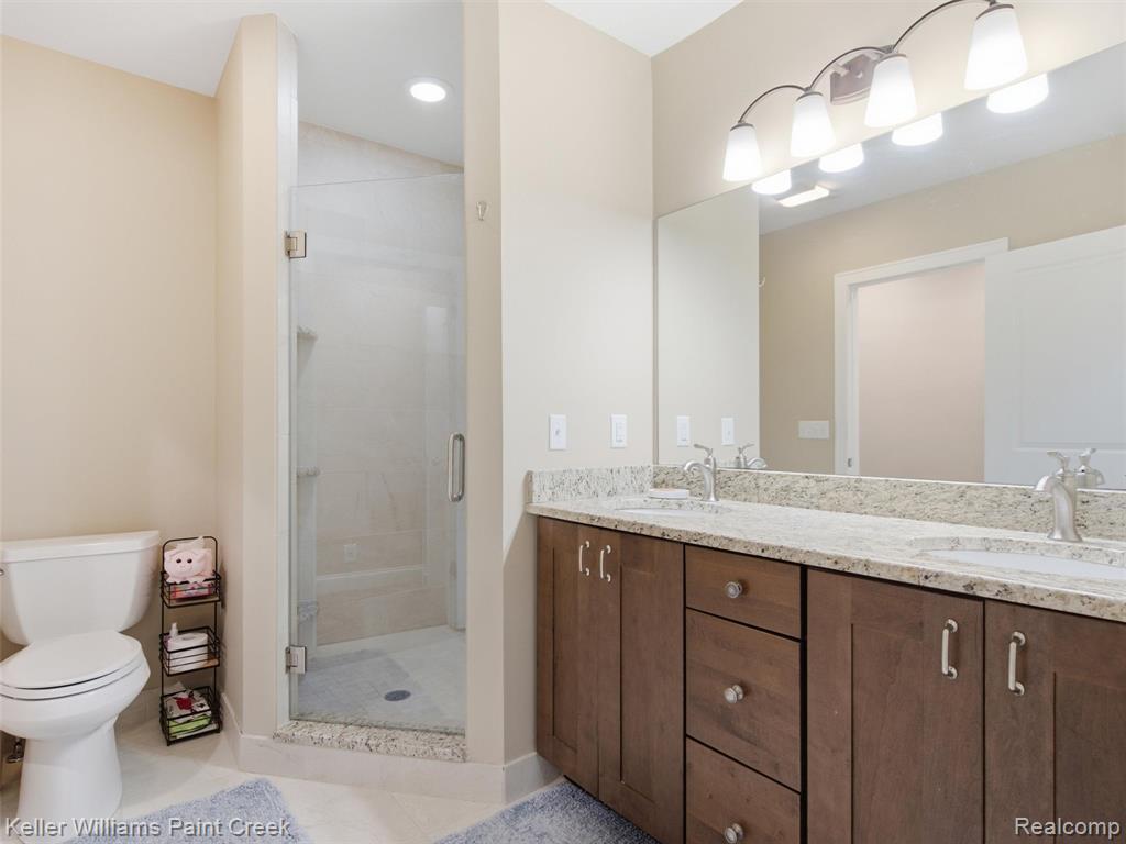 421 N Castell Avenue Property Photo 19