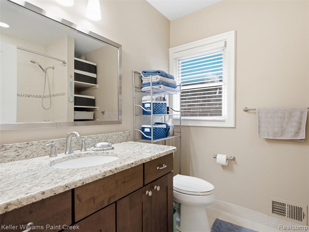 421 N Castell Avenue Property Photo 20