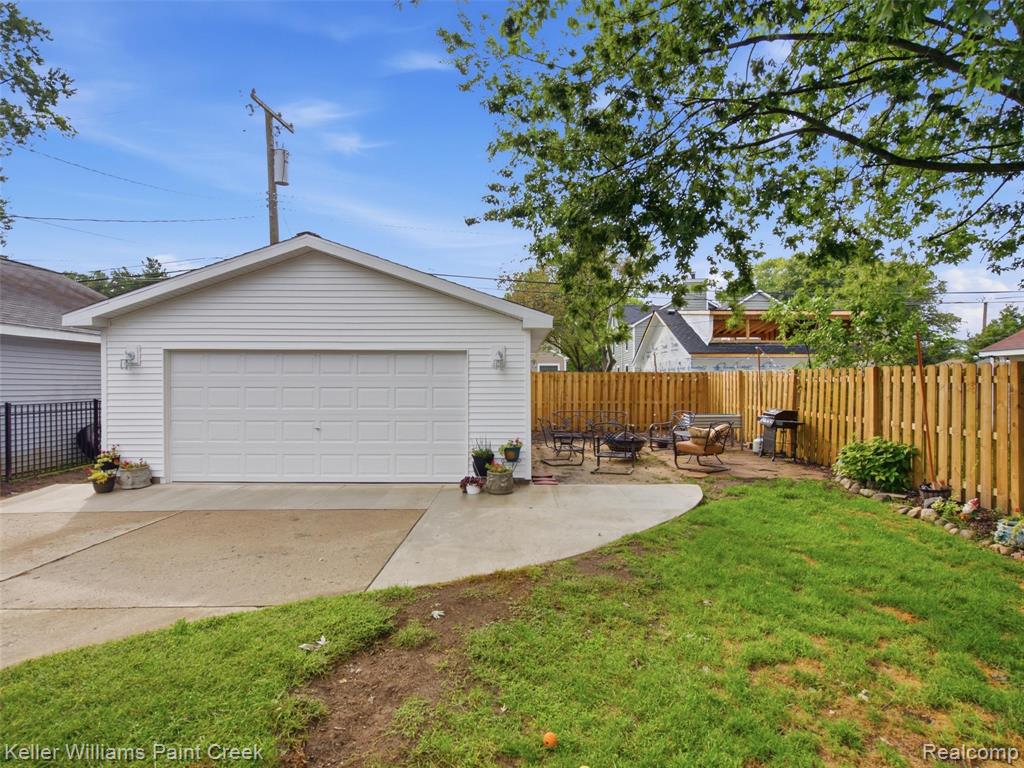 421 N Castell Avenue Property Photo 23