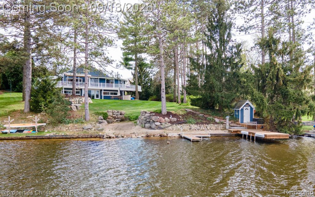 900 Indianwood Road Property Photo 1