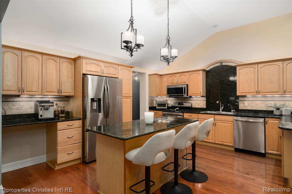 900 Indianwood Road Property Photo 10