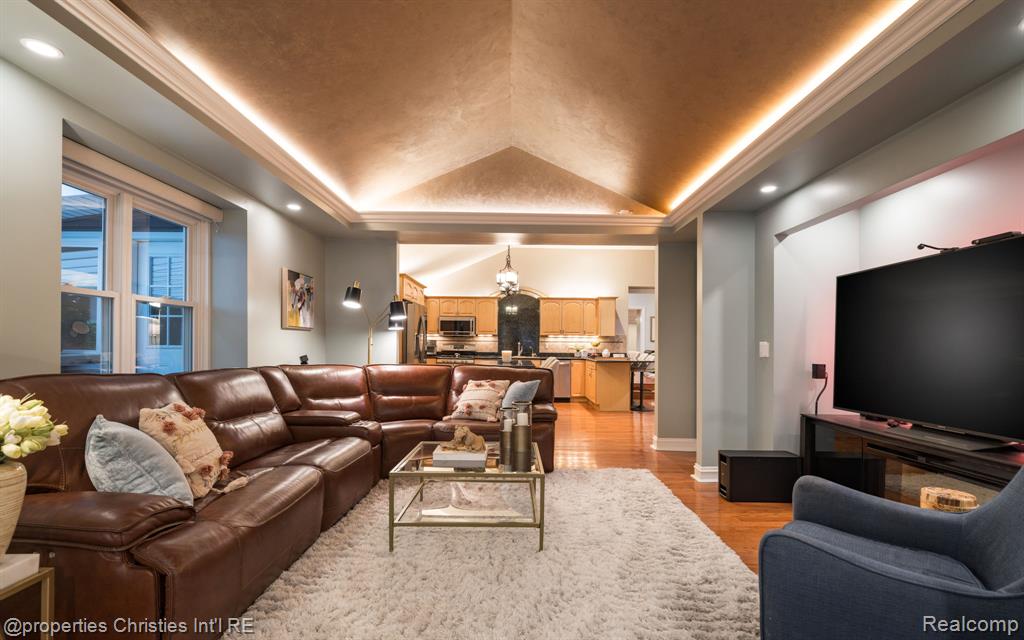 900 Indianwood Road Property Photo 11