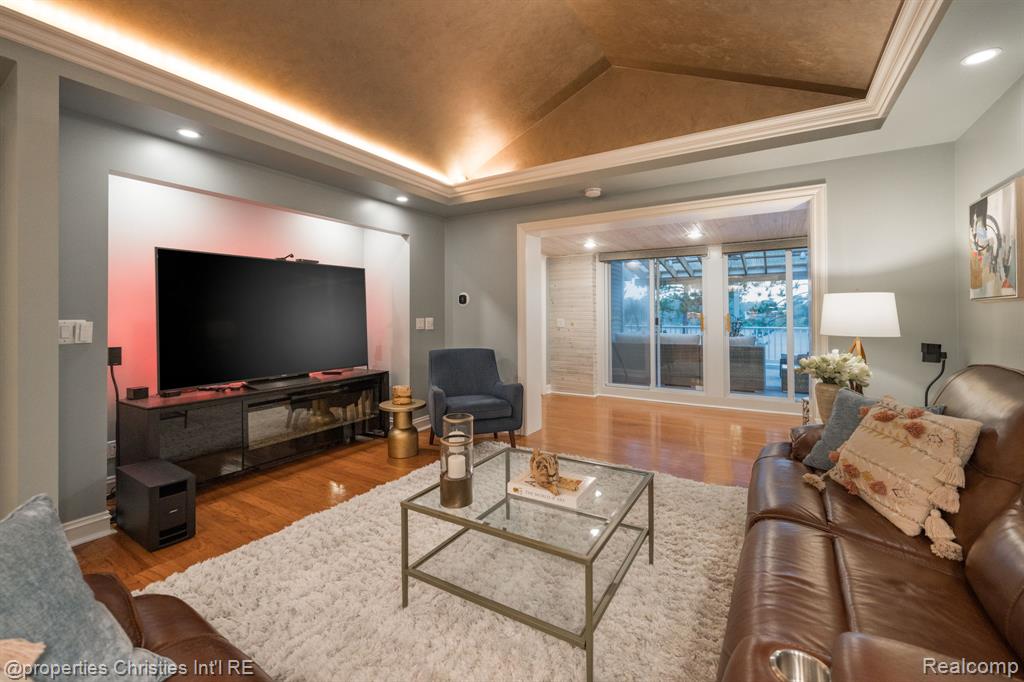 900 Indianwood Road Property Photo 12