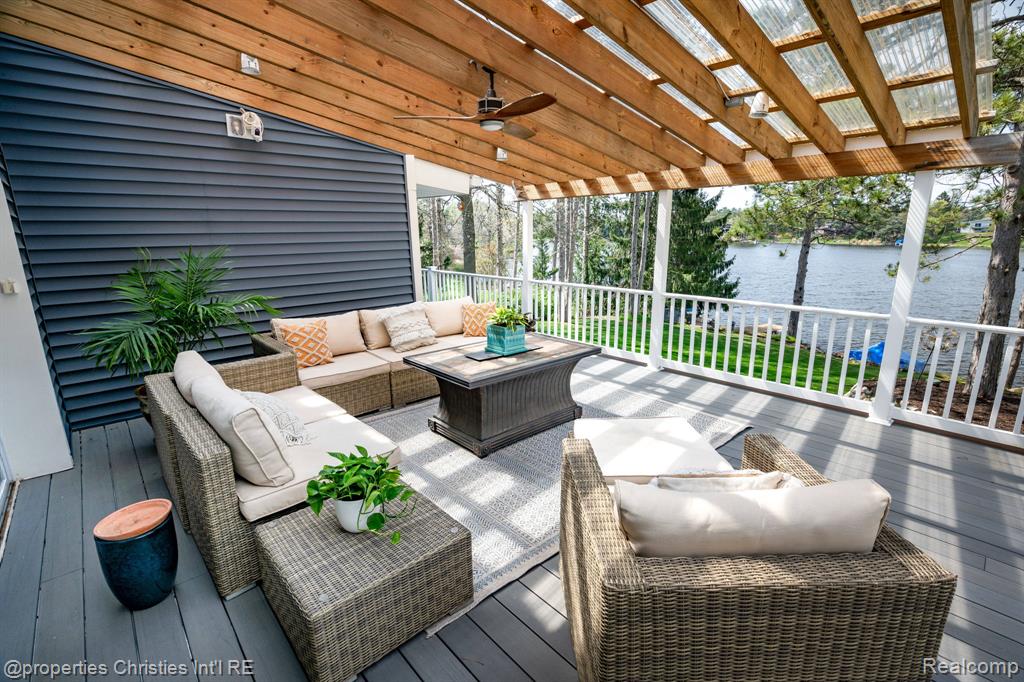 900 Indianwood Road Property Photo 13