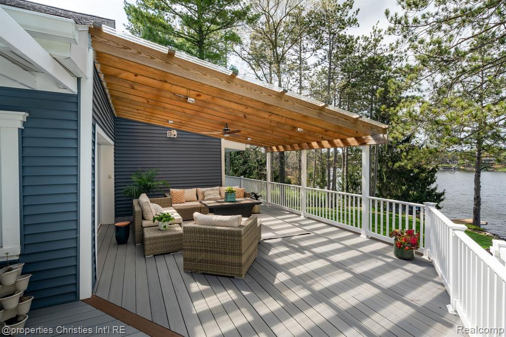 900 Indianwood Road Property Photo 15