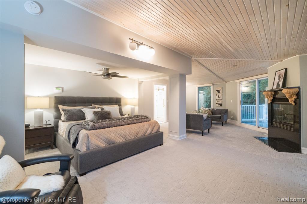 900 Indianwood Road Property Photo 17