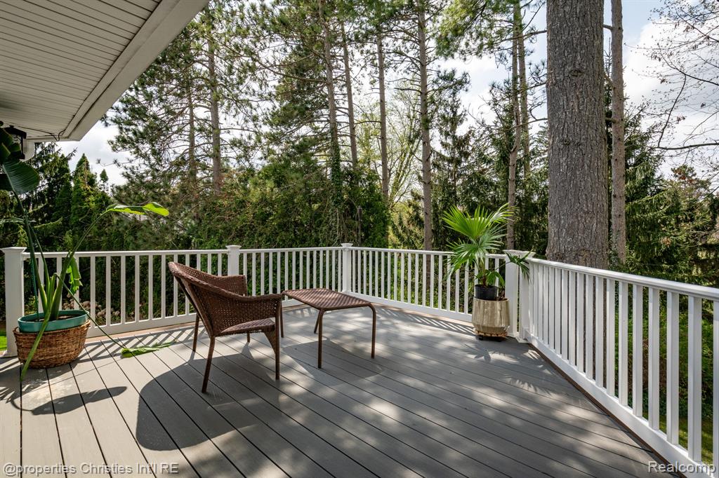 900 Indianwood Road Property Photo 19