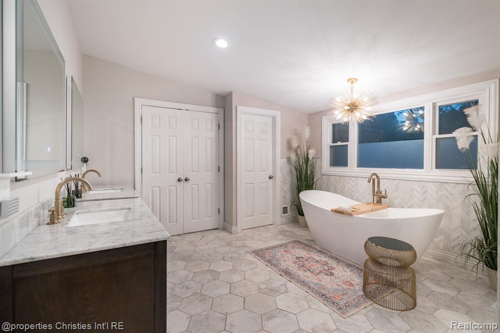 900 Indianwood Road Property Photo 20