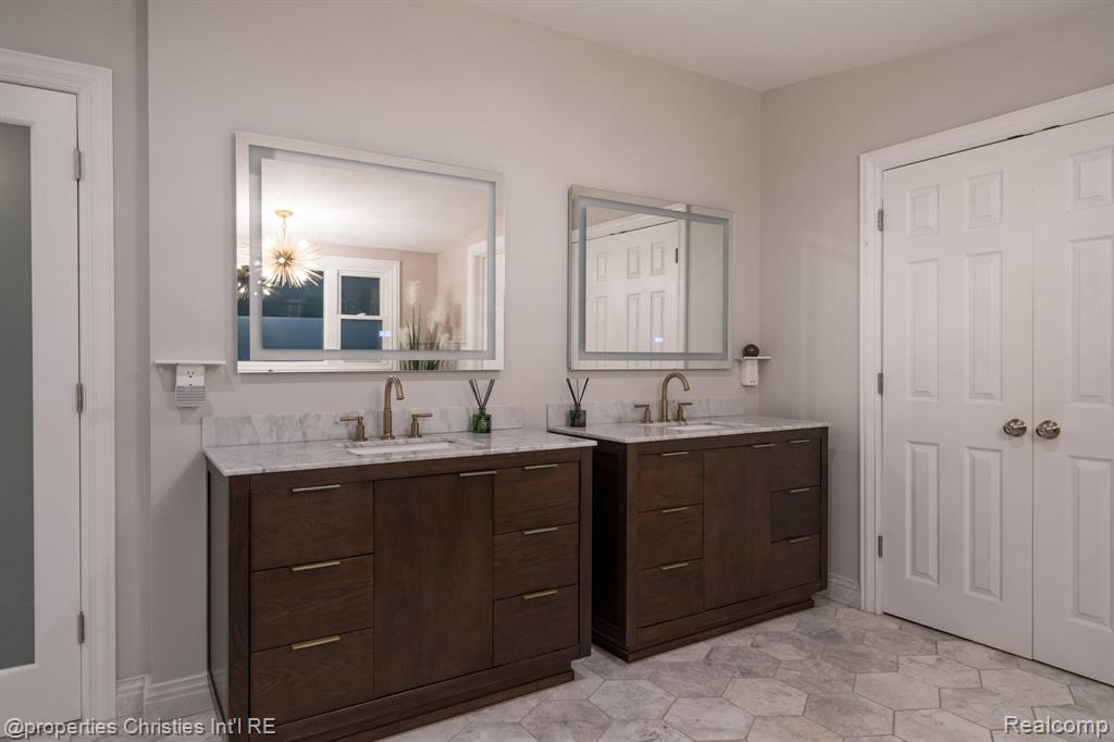 900 Indianwood Road Property Photo 21