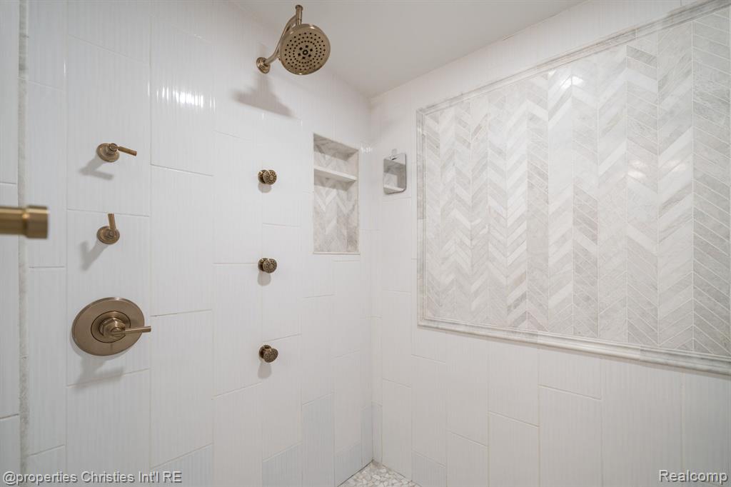 900 Indianwood Road Property Photo 23