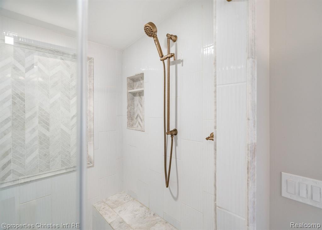 900 Indianwood Road Property Photo 24