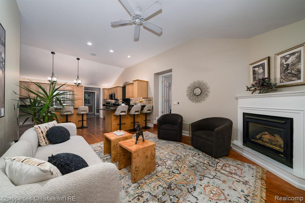 900 Indianwood Road Property Photo 26