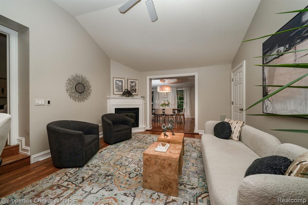 900 Indianwood Road Property Photo 27