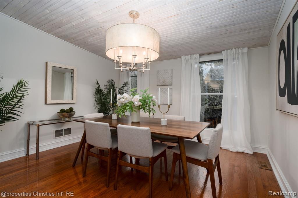 900 Indianwood Road Property Photo 28
