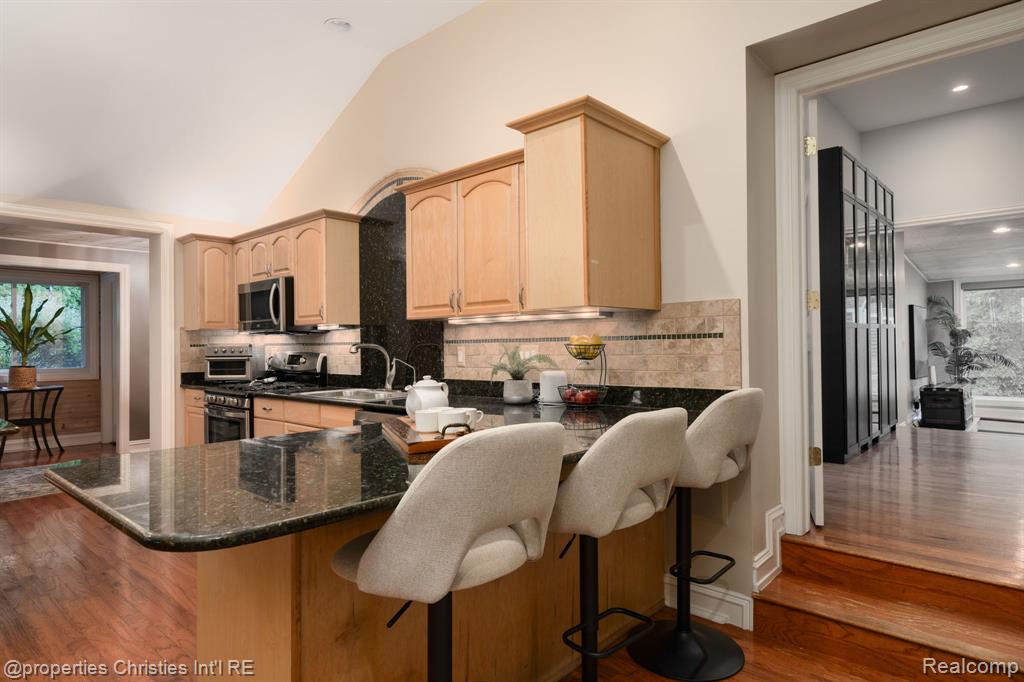 900 Indianwood Road Property Photo 29