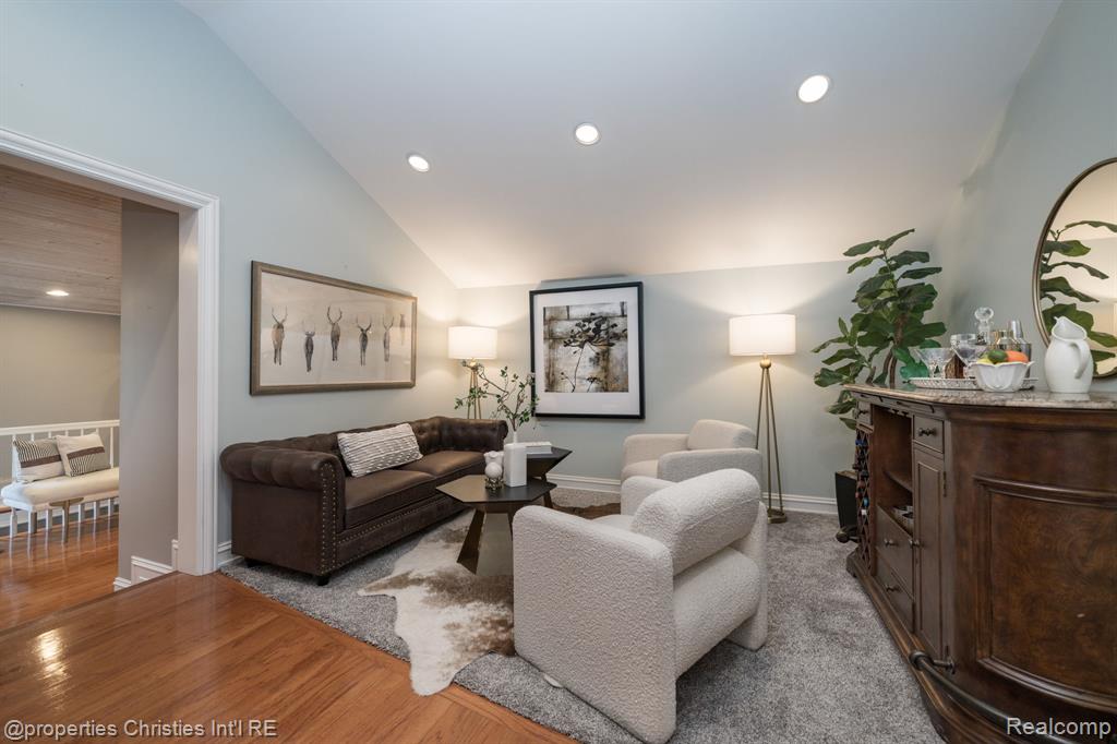 900 Indianwood Road Property Photo 31
