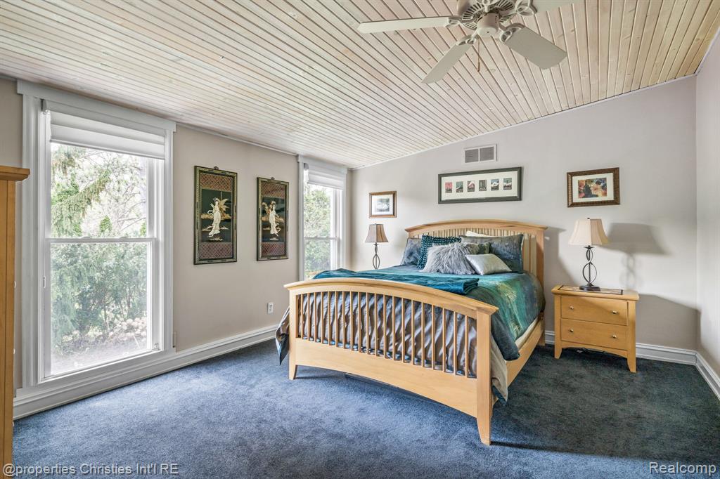 900 Indianwood Road Property Photo 32