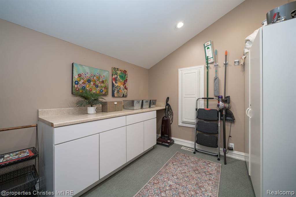 900 Indianwood Road Property Photo 37