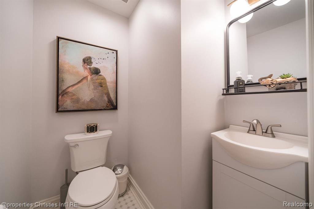 900 Indianwood Road Property Photo 39