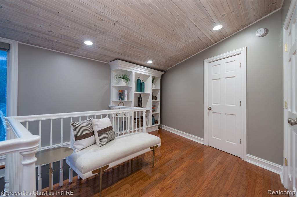 900 Indianwood Road Property Photo 40