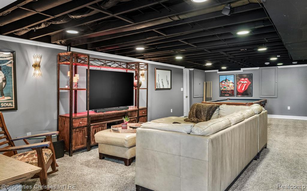 900 Indianwood Road Property Photo 41