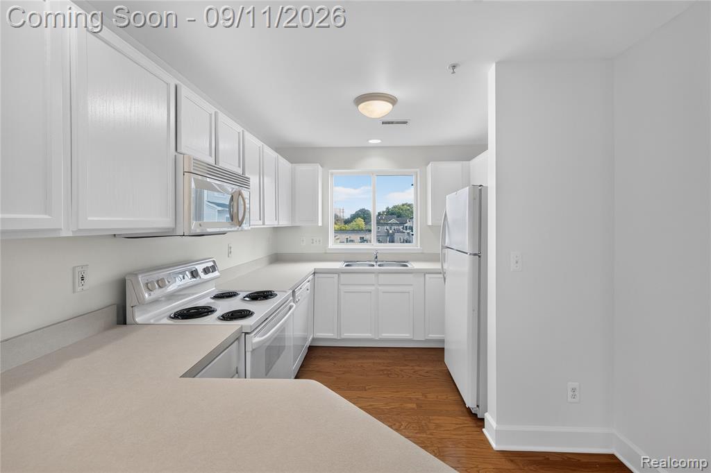110 West Road Property Photo 17