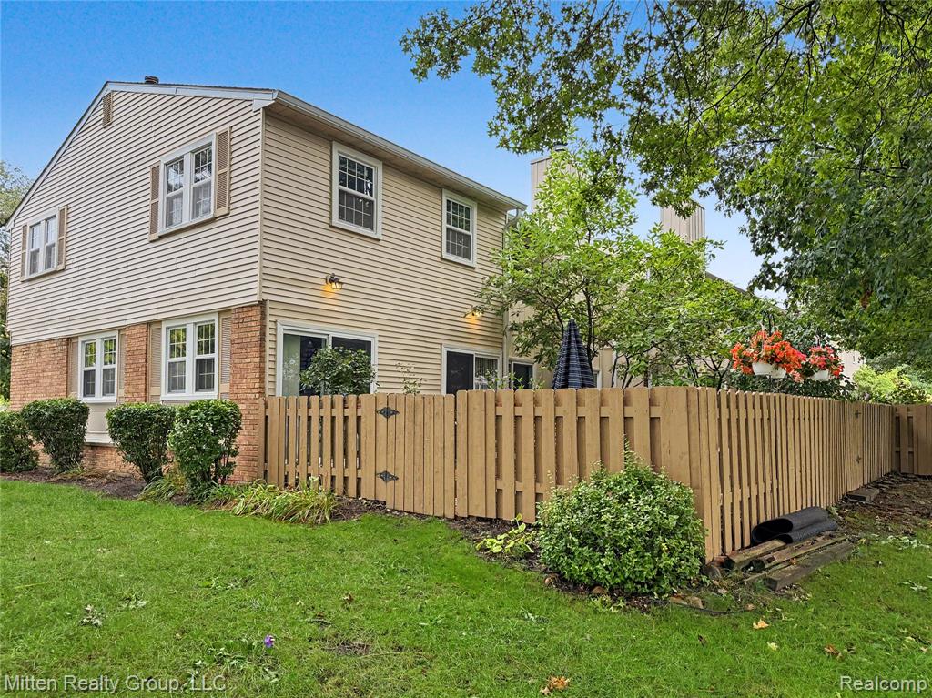 1699 Brentwood Drive Property Photo 3