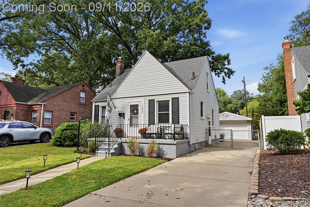 1027 N Vermont Avenue Property Photo 3