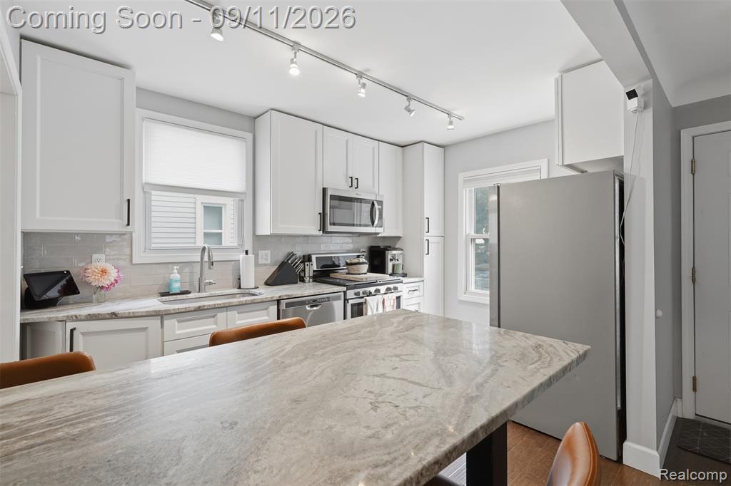 1027 N Vermont Avenue Property Photo 6