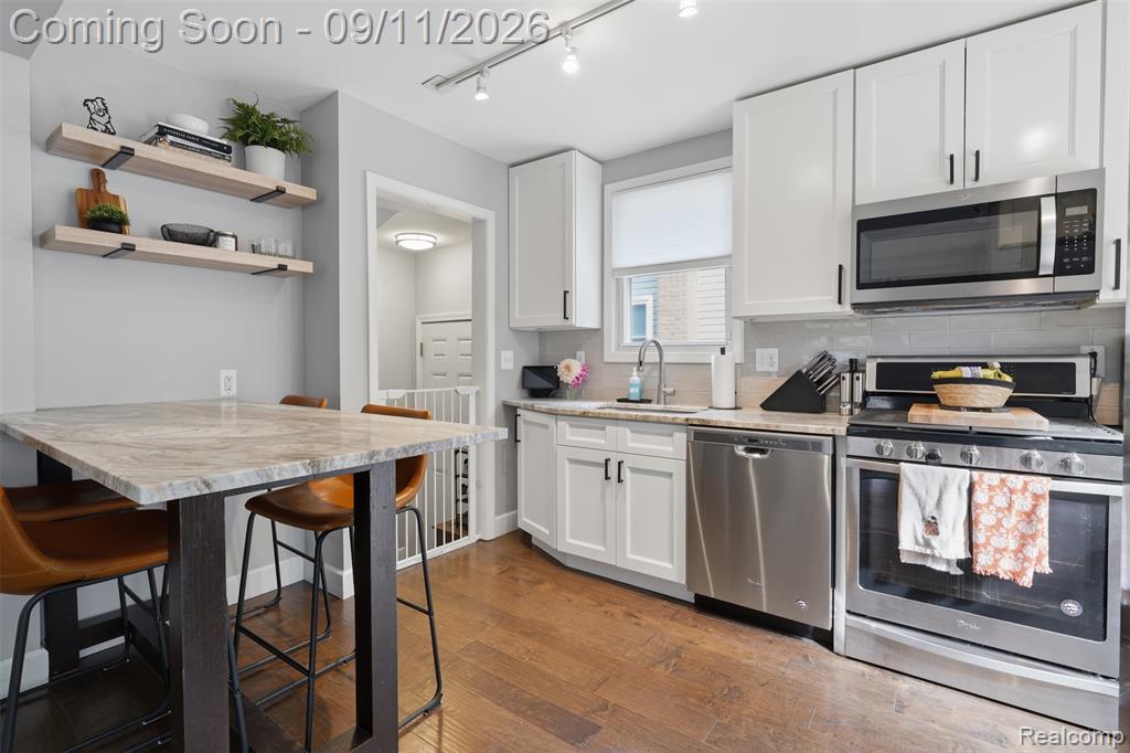 1027 N Vermont Avenue Property Photo 7