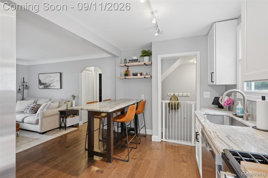 1027 N Vermont Avenue Property Photo 8