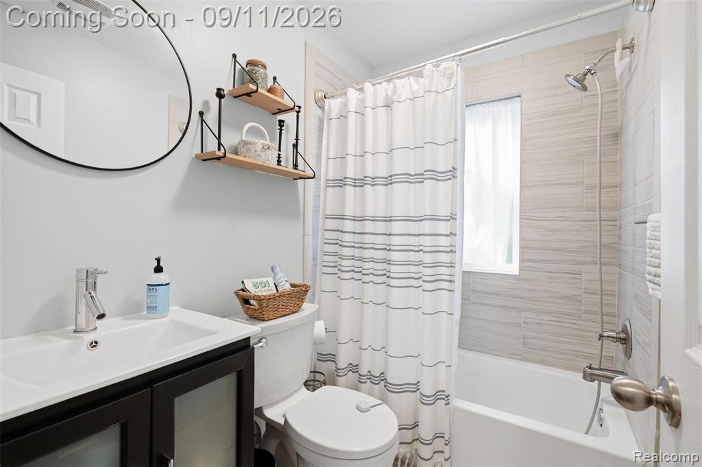 1027 N Vermont Avenue Property Photo 12