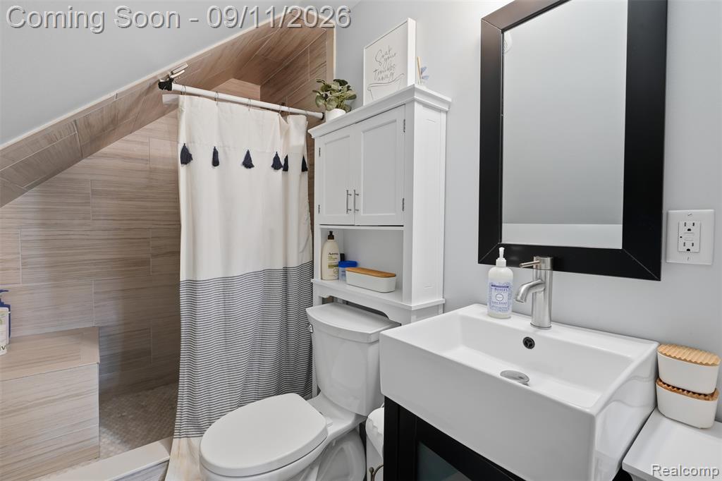 1027 N Vermont Avenue Property Photo 16