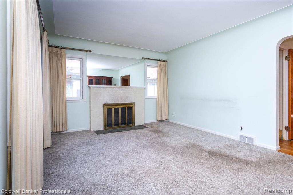 2135 Pontiac Drive Property Photo 4