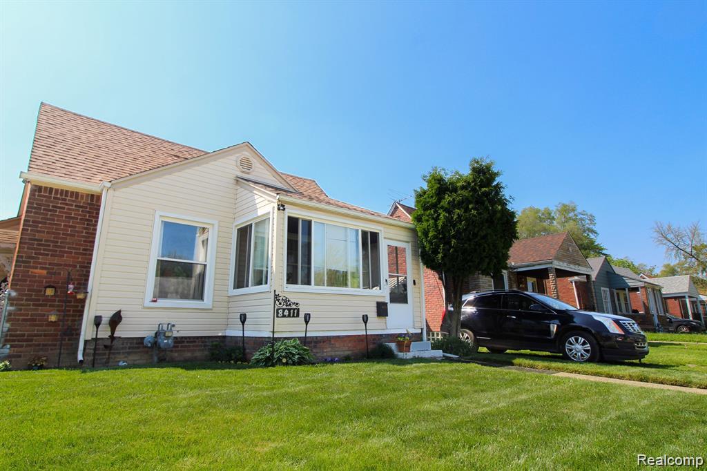 8411 Grandville Avenue Property Photo 2