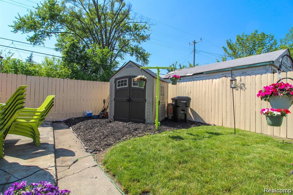 8411 Grandville Avenue Property Photo 25