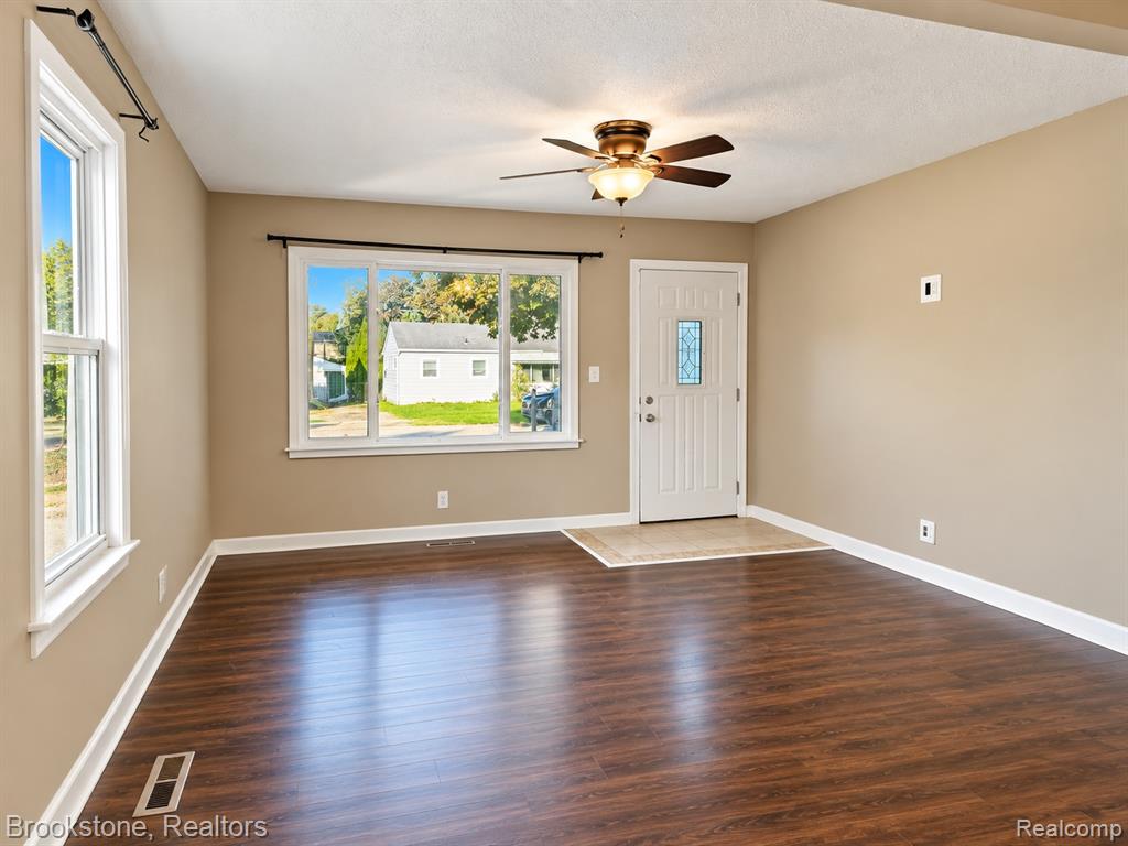 5898 N Globe Street Property Photo 3