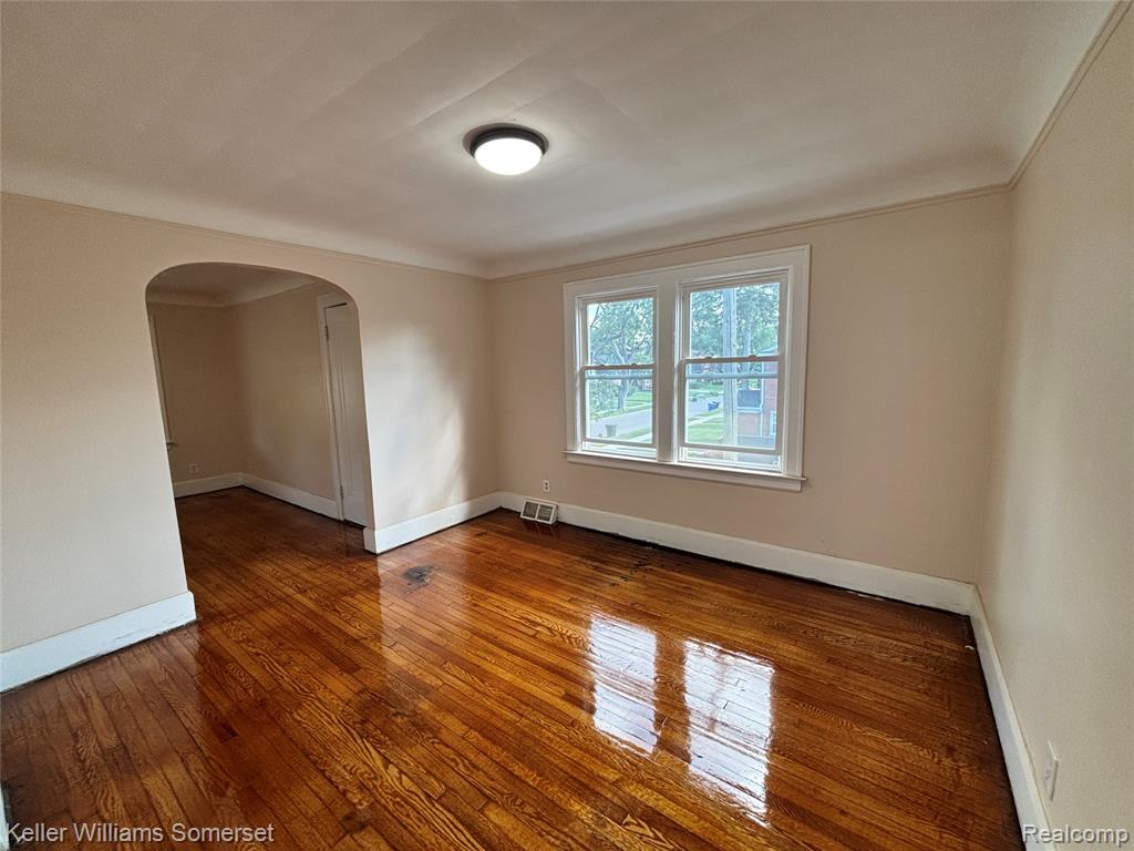 15803 Biltmore Street - Upper Unit Property Photo 2