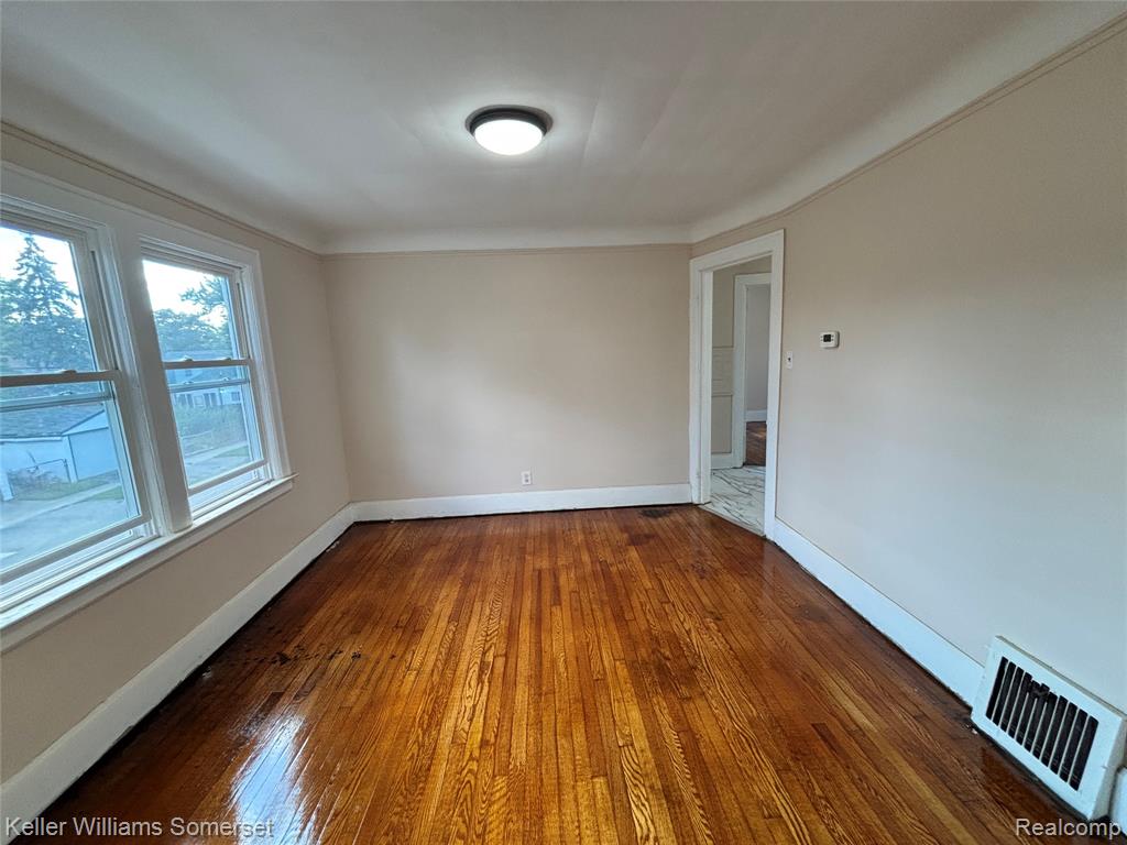 15803 Biltmore Street - Upper Unit Property Photo 3