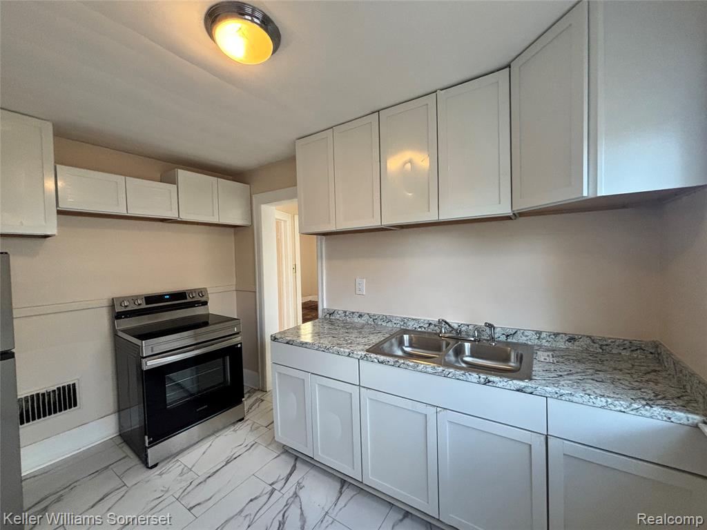 15803 Biltmore Street - Upper Unit Property Photo 4