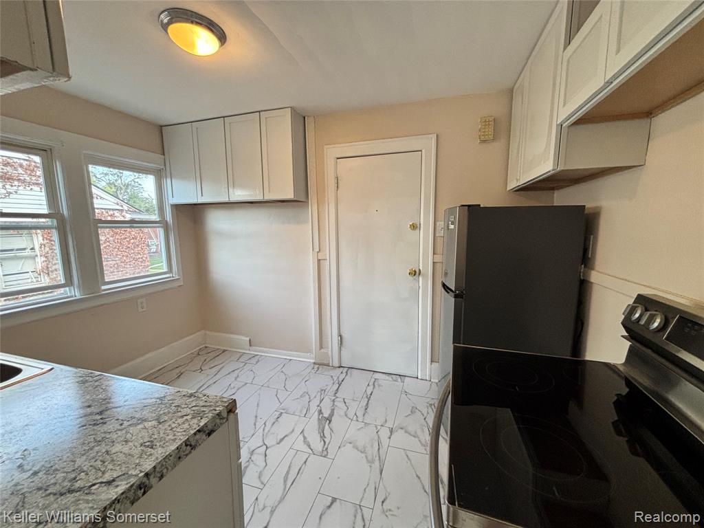 15803 Biltmore Street - Upper Unit Property Photo 5
