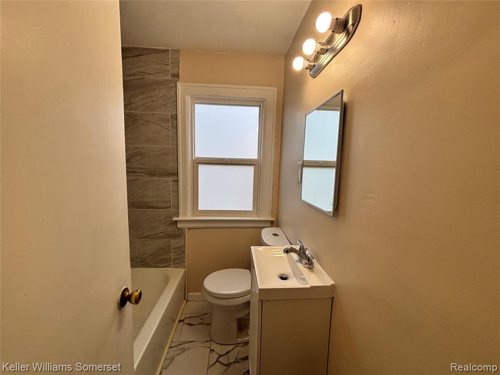 15803 Biltmore Street - Upper Unit Property Photo 6