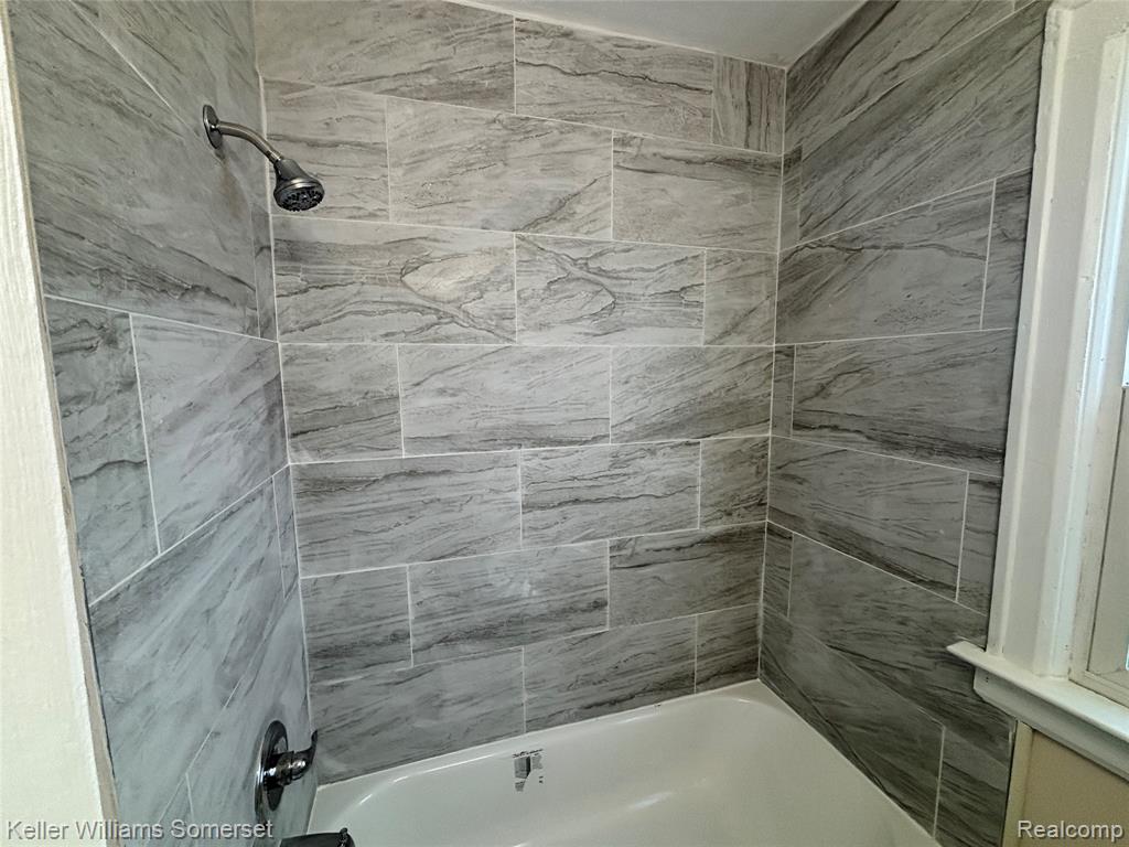 15803 Biltmore Street - Upper Unit Property Photo 7