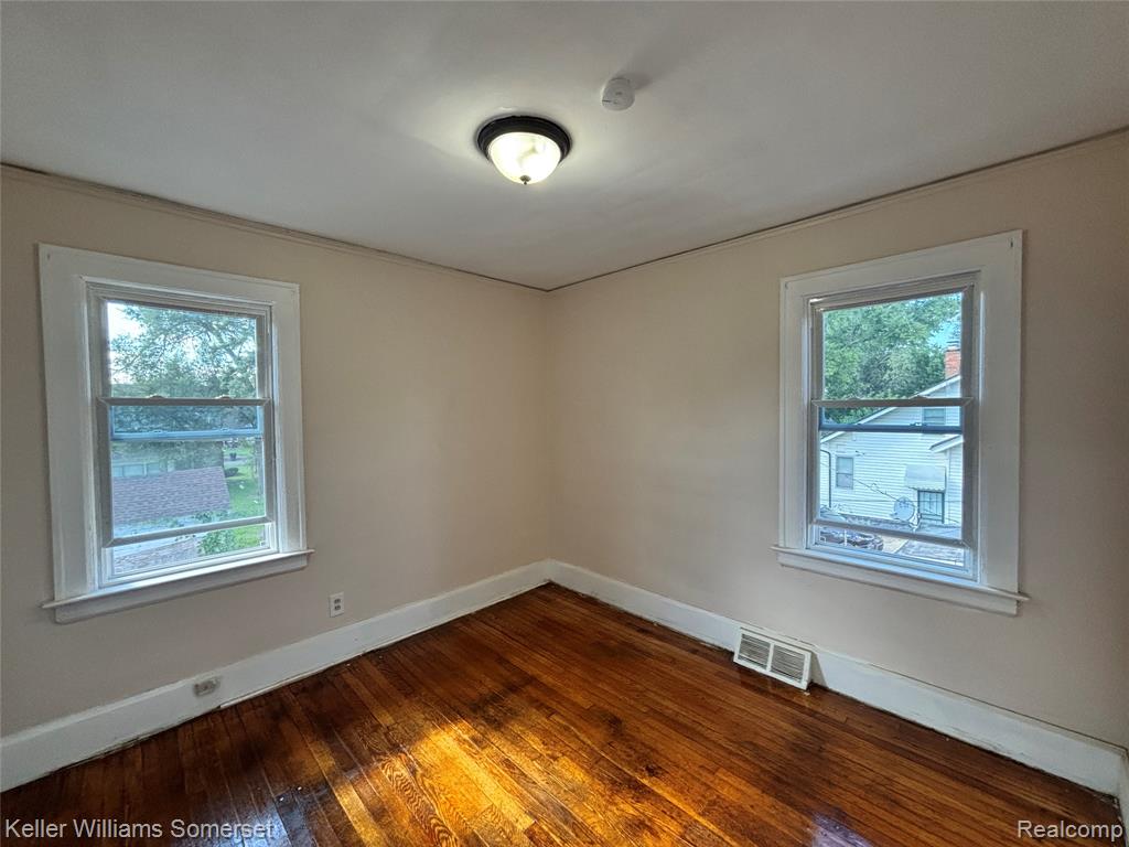 15803 Biltmore Street - Upper Unit Property Photo 8