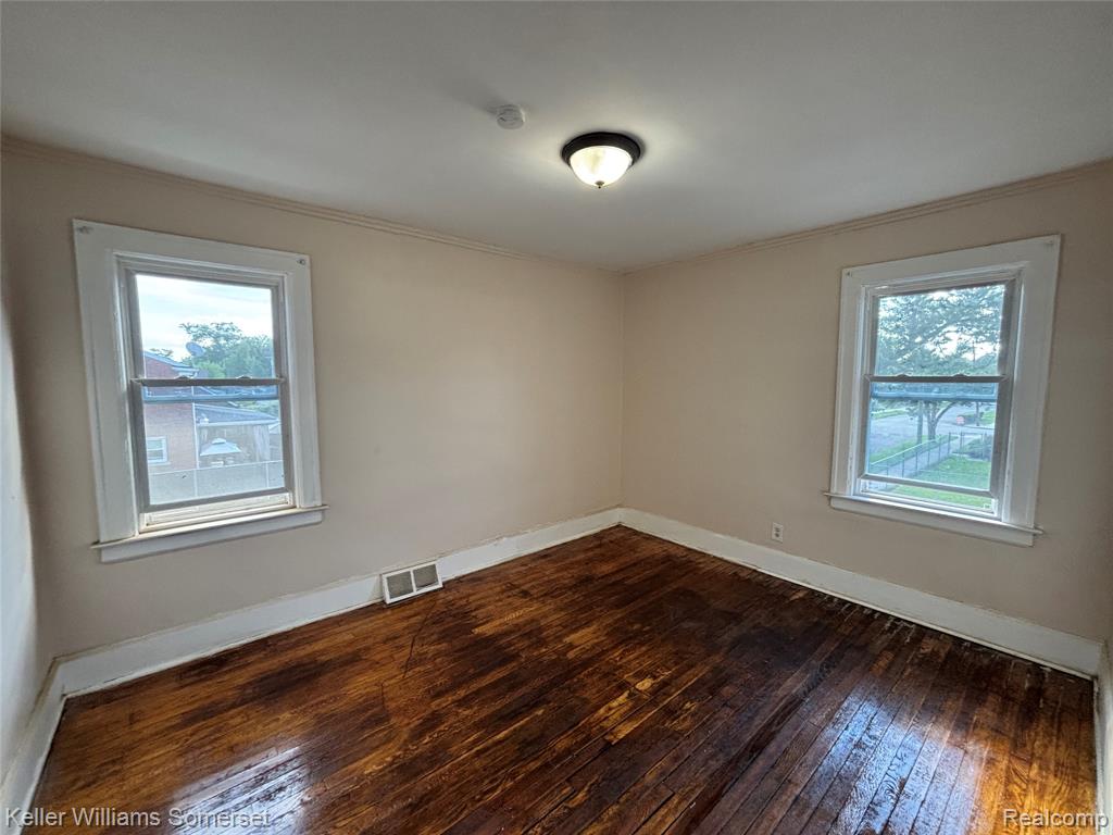 15803 Biltmore Street - Upper Unit Property Photo 9