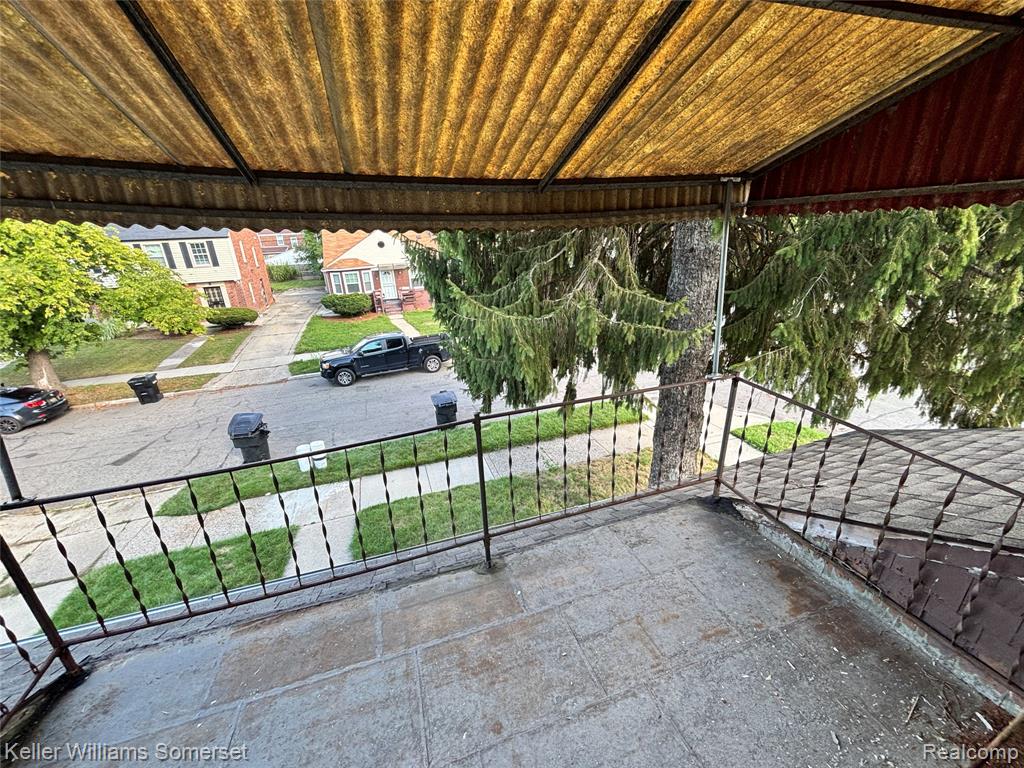 15803 Biltmore Street - Upper Unit Property Photo 10